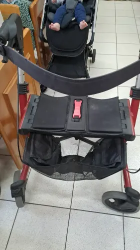 Andador com rodízios excelente para adultos e jovens.