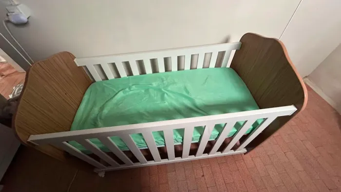 Berço unissex com colchão em ótimo estado