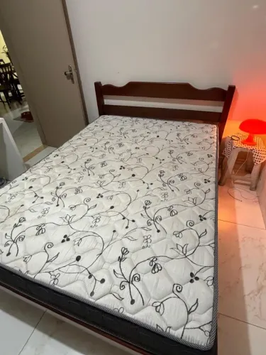 Cama de madeira pura casal