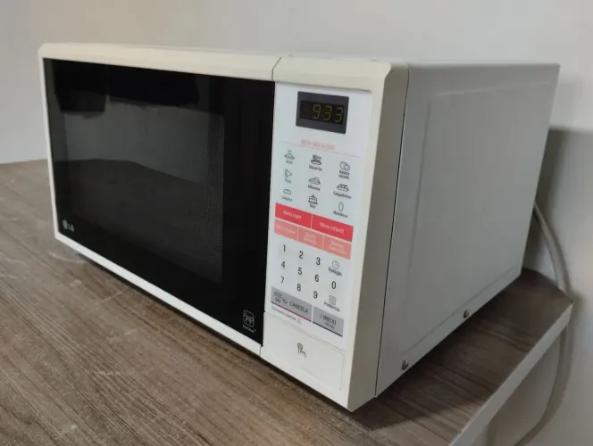 Microondas LG Easy Clean 30L
