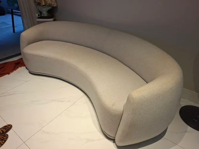 Vende-se SOFA com 5lugares, para desoculpar lugar, 2,30x0,75 Excelente estado Cinza claro