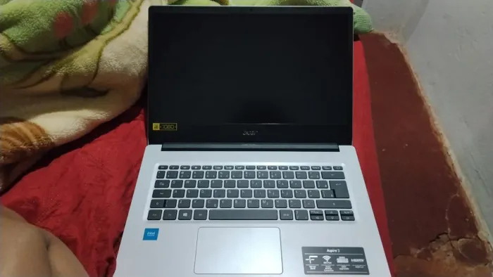 Notebook semi novo pouco tempo de uso quase nada de uso .