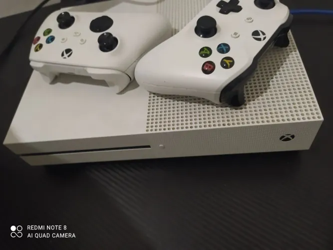 XBOX ONE S 1TB 2 CONTROLE ( do séries s/x)