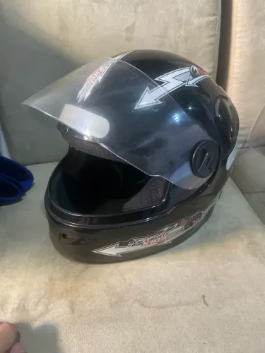 2 capacetes de moto (PRA SAIR RÁPIDO)
