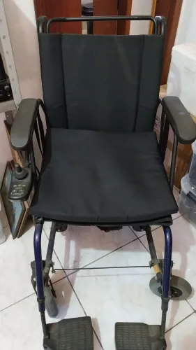 Cadeira de rodas Semi Nova pouco uso. Com duas baterias.  Suporta 150 kilos.
