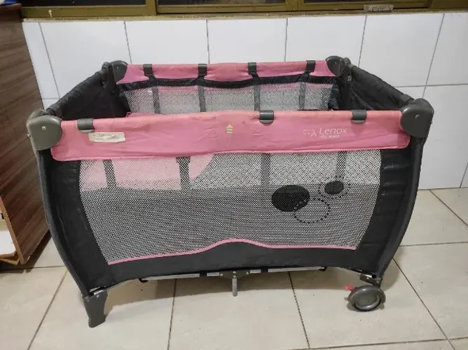 Berço portátil rosa e grafite Lenox Baby