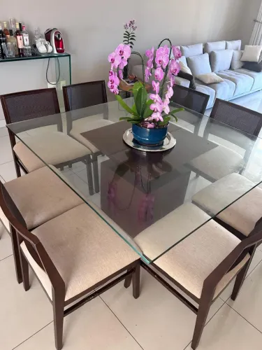 Conjunto de mesa maciça com 8 cadeiras