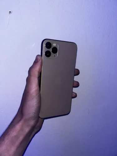 iPhone 11 Pro Max dourado