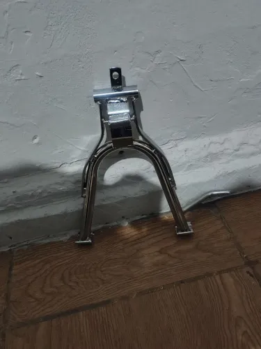 Vendo uma alça de apoio da Titan, e um cavalete da titan cromados