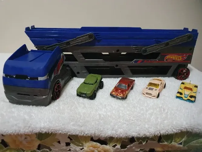 Hot Wheels Mega Caminhão Cegonha De Transporte Mattel com 5 andares 4 carrinhos