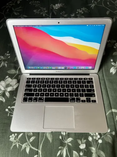 MacBook Air 2017 core i7 DUAL - Core 8GB RAM 256 SSD