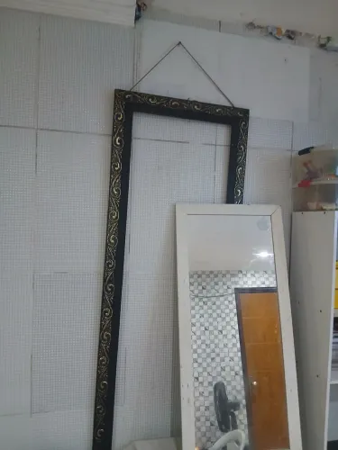 Moldura de espelho e um espelho da maçã