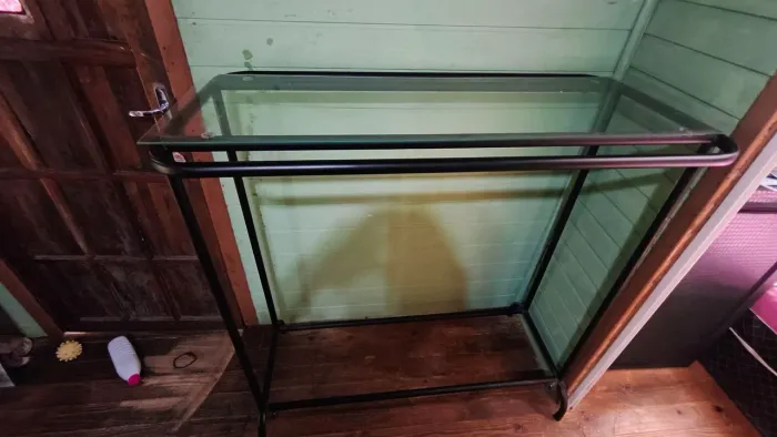 Vendo arara de roupas com vidro