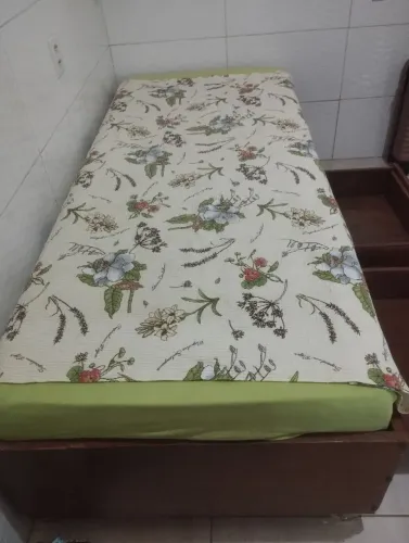 Cama de solteiro em Angelim com colchão novinho.