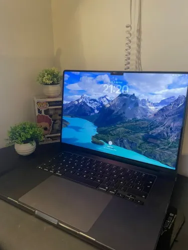 Macbook Pro 16" Apple M5 Pro Chip Com 18 Núcleos Cpu E 20 Núcleos Gpu 24gb 1TB SSD - Preto