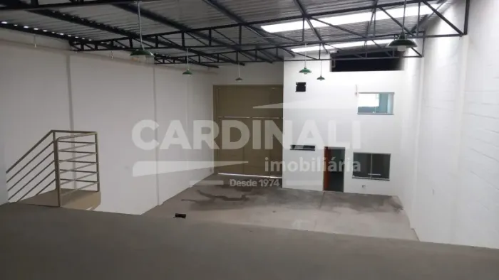 Galpão comercial de 300m² com 04 banheiros e escritório para locação - Jardim Anhanguera