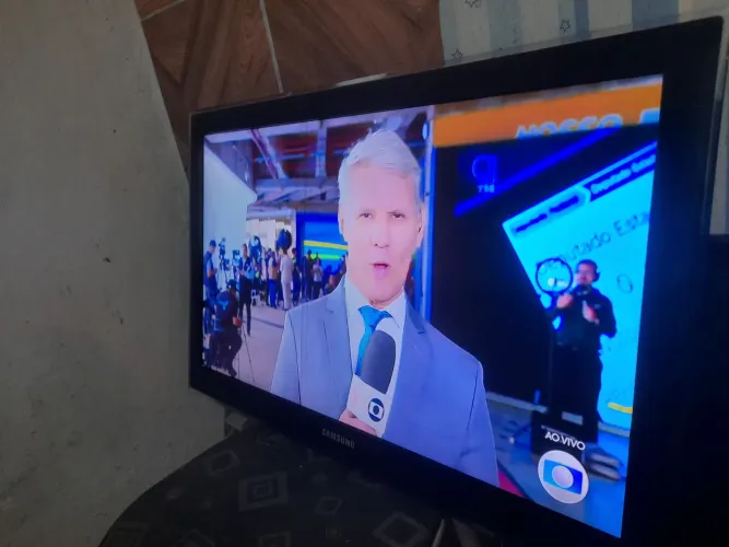 TV Samsung 32 não é Smart tem listras na tela.
