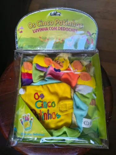 Luvinha com dedoches e livrinho Os cinco patinhos. 