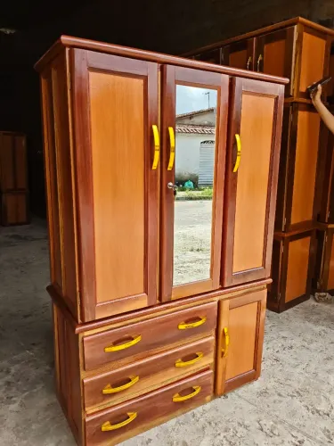 Guarda roupa de madeira espelhado novo, entrega grátis.