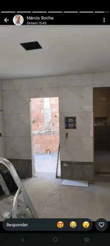 Pedreiro pega carro em mão de obra