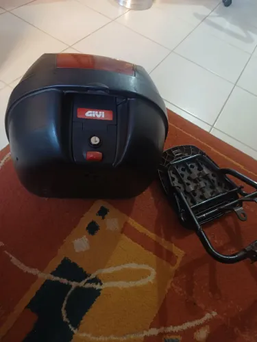 Vendo baú givi com suporte cg 125