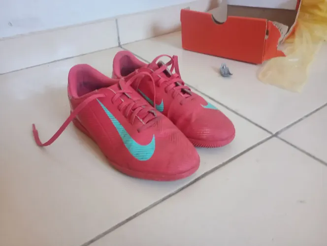 Chuteira Nike bem conservada Tam 35/36