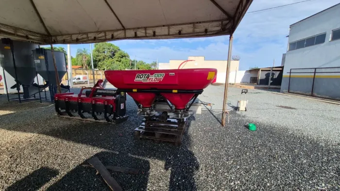 Distribuídor de fertilizantes e sementes Rota Flow 1300 (Seminovo)