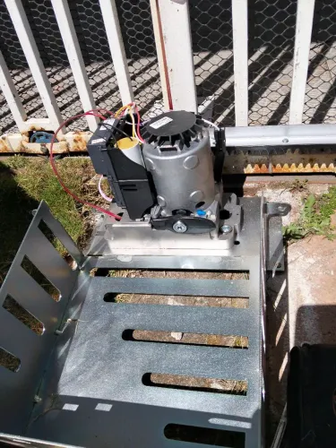 Motor de portão externo..com grade de proteção