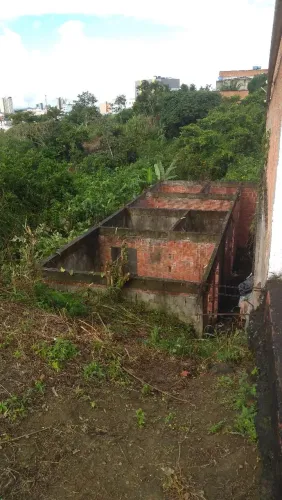 Terreno com uma construção inicial