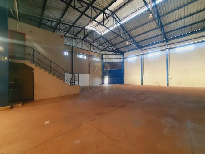 Amplo galpão comercial com 02 ambientes no bairro Vila Elisa, em Ribeirão Preto/SP.