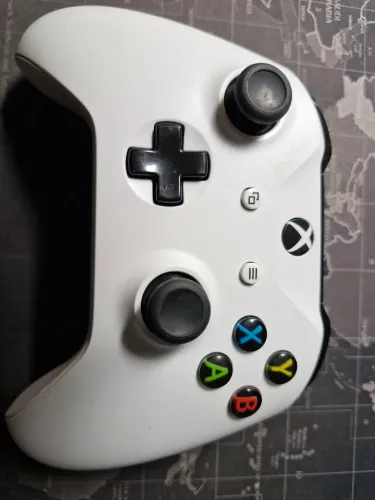 Controle Xbox One S bem conservado e funcionando perfeitamente 
