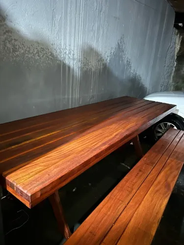 Mesa de madeira com 2 bancos