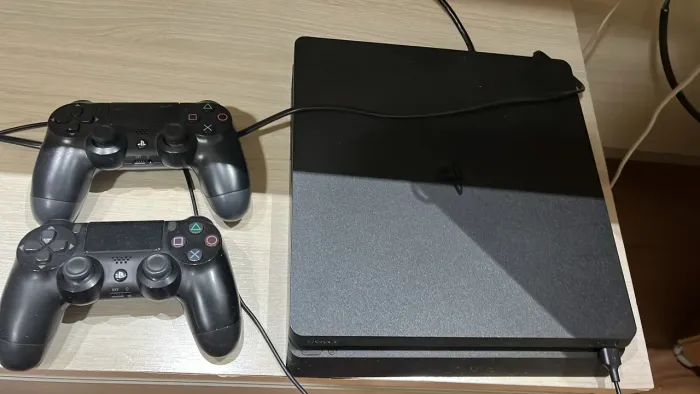 Ps4 slim com 2 controles
