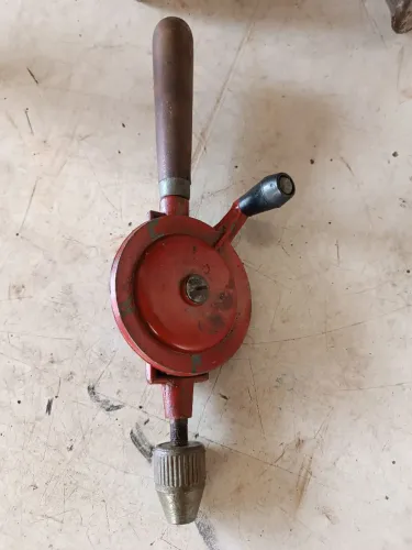 Furadeira antiga manual conservada