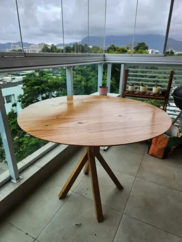 Mesa redonda 1m Tok&Stok madeira maciça