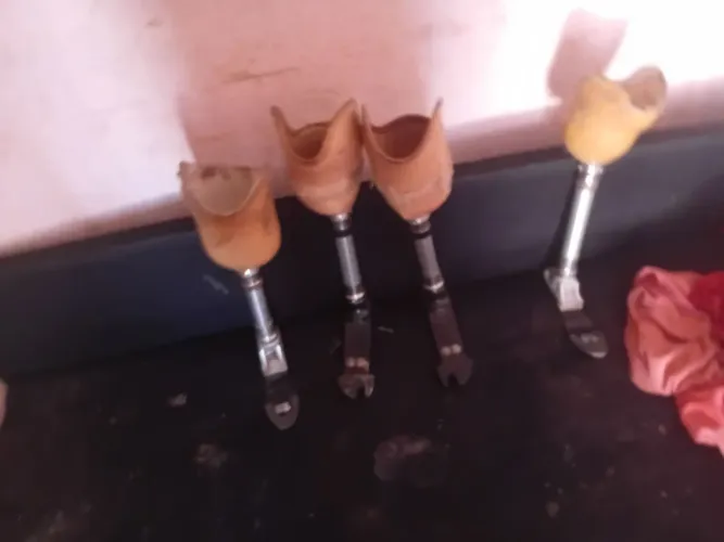 Perna mecânica vende-se barato
