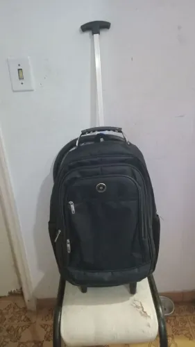Mochila com rodinhas,  4 divisórias  + bolso na frente, bastante espaçosa, bolsos laterais