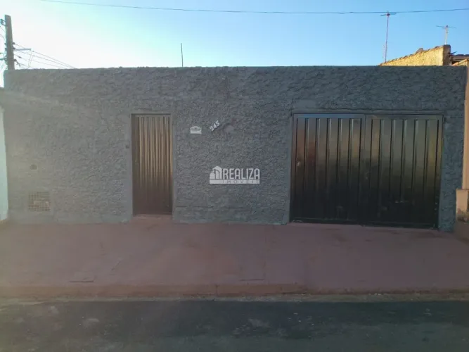 Casa com 3 Quarto(s) e 2 banheiro(s) para Alugar, 90 m² por R$ 1240 / Mês
