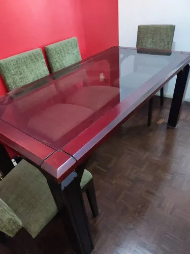Mesa de jantar de video com cadeiras de madeira