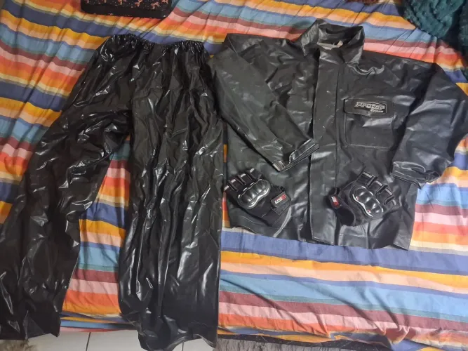 Capa de chuva com luvas