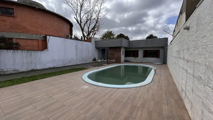 Casa 3 dormitórios sendo 2 suítes, vaga coberta, pátio amplo com piscina, Bairro Niterói -