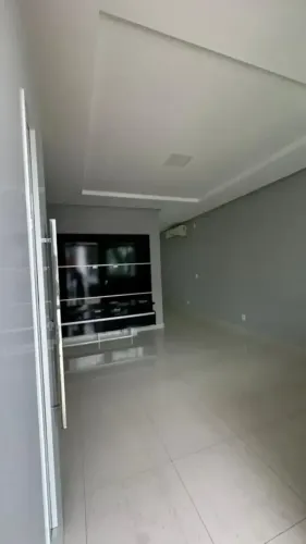 PASSAREDO, TÉRREA, 3 QTOS S/ 1 SUÍTE E 2 SEMI, ARMÁRIOS E AR, 4 VAGAS