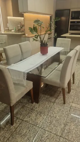Mesa com tampo de vidro 6 cadeiras. 