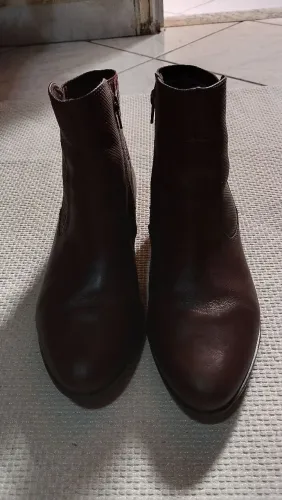 Vendo bota marron/café tamanho 39, usada apenas 1 vez marca conforto flex.