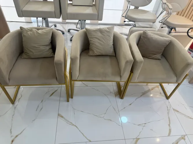 Poltronas Elegantes com Estrutura Dourada CADA 