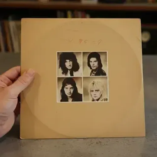 - RARIDADE CAPA ORIGINAL do LP " QUEEN " de 1976 (retirável FILANTRÓPIA em Curitiba)