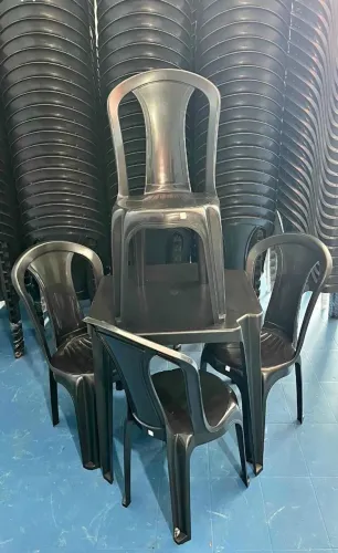 Cadeiras de Plástico e Mesas novas.