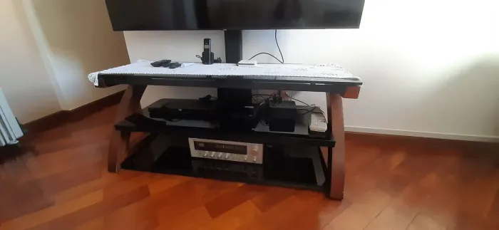 Rack de madeira e vidro com supirte pata TV que esconde os fios.