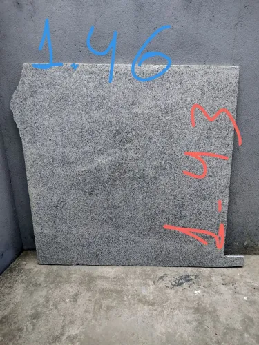 Pedra de granito com medidas de 1.46m por 1.43m