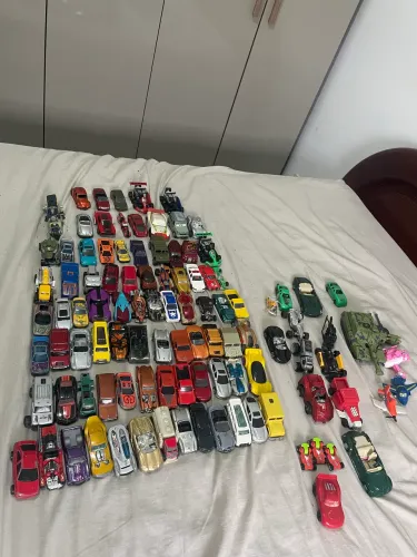Vendo Carrinhos Hot Wheels Originais antigos.muitas variedades